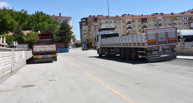 Vatandaşlar sokak aralarına park edilen kamyonlardan dertli
