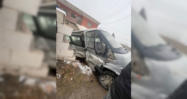 Tarım işçilerini taşıyan minibüs ile hafif ticari araç çarpıştı: 8 yaralı