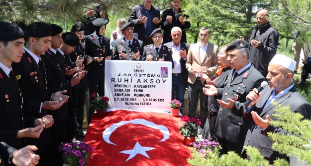 Şehit Üsteğmen Ruhi Aksoy mezarı başında anıldı